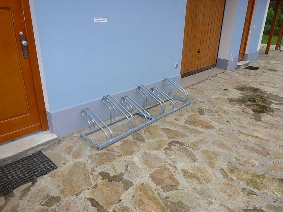 Stojany na kola na dvoře penzionu U hájovny