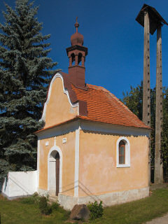 Vlkovská kaplička z r. 1856, zasvěcená Janu Nepomuckému.   (foto 8/2007 JHŠ)