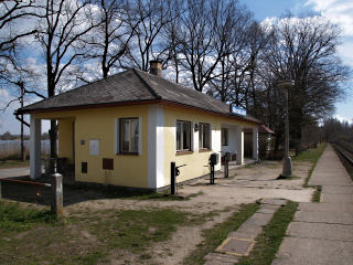 Jarní fotgrafie vlakové zastávky ve Vlkově.   (foto 4/2007 JHŠ).