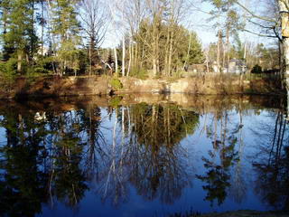 Lom: Vodní nádrž vznikla přímo ve Vlkově těžbou kamene.   (foto 2007 Vox)